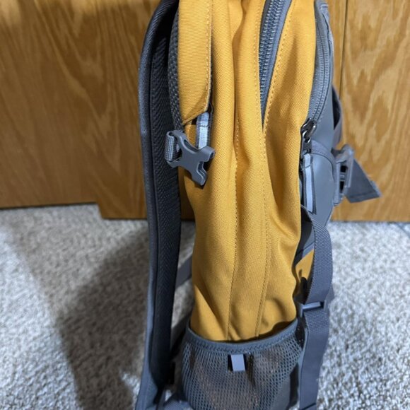 Columbia Outback Golden Fly Hiking Backpack Daypack Yellow Gray Outdoor - Picture 4 of 13